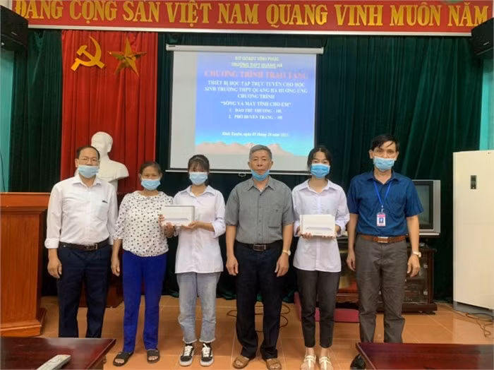 Ban giám hiệu trường THPT Quang Hà (Bình Xuyên) trao tặng thiết bị học tập trực tuyến cho 2 học sinh có hoàn cảnh đặc biệt khó khăn sáng 5/10. Ảnh: Đào Diệm, Thanh Bình