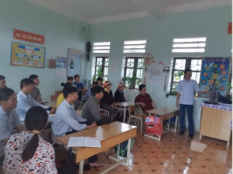 Thầy giáo Bùi Hồng Định trong buổi vận động phụ huynh đưa con về học tại trường chính