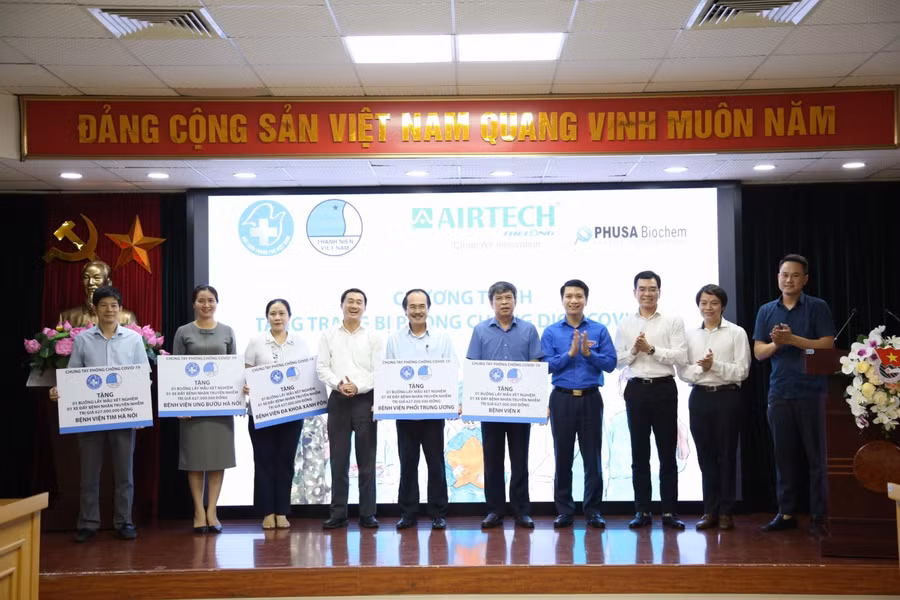 Lãnh đạo Trung ương Đoàn, Trung ương Hội LHTN Việt Nam, Hội Thầy thuốc trẻ Việt Nam trao biển tượng trưng hỗ trợ trang thiết bị y tế cho các bệnh viện.