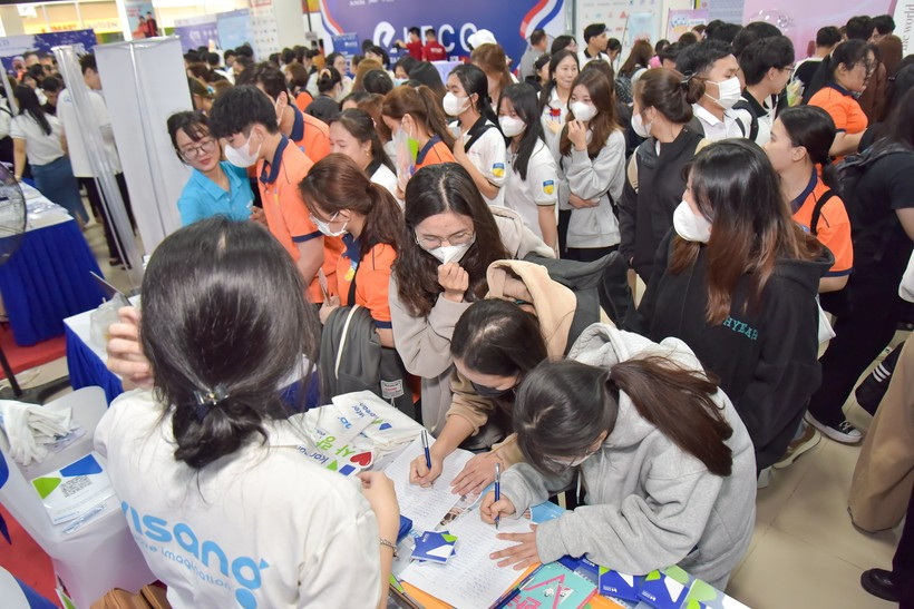 Sinh viên Trường Đại học Công nghệ TPHCM tìm việc làm tại ngày hội tuyển dụng của các doanh nghiệp Hàn Quốc, tháng 4/2024. Ảnh: HUTECH Sinh viên Trường Đại học Công nghệ TPHCM tìm việc làm tại ngày hội tuyển dụng của các doanh nghiệp Hàn Quốc, tháng 4/2024. Ảnh: HUTECH