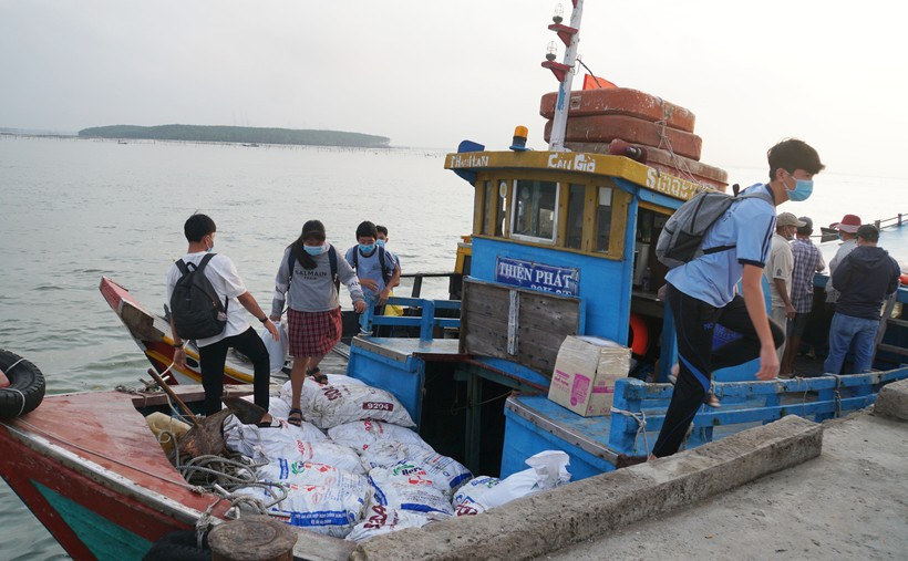 Học sinh ngụ ấp đảo Thiềng Liềng, xã Thạnh An đến trường THCS - THPT Thạnh An, huyện Cần Giờ, TPHCM bằng tàu. Học sinh ngụ ấp đảo Thiềng Liềng, xã Thạnh An đến trường THCS - THPT Thạnh An, huyện Cần Giờ, TPHCM bằng tàu.