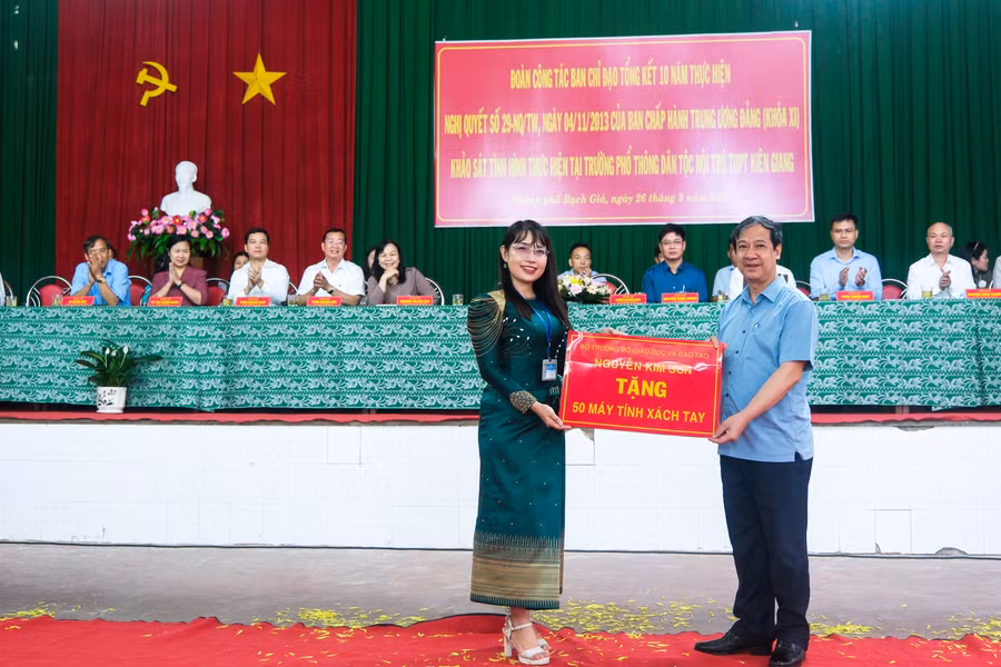 Bộ trưởng Nguyễn Kim Sơn tặng quà cho học sinh nhân chuyến khảo sát tại trường phổ thông dân tộc nội trú THPT Kiên Giang.