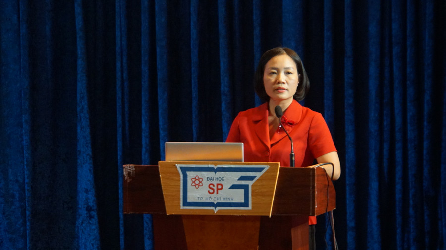 Bà Đỗ Thúy Phượng, Chuyên viên cao cấp, Trưởng phòng Tổ chức Hành chính (Ban Thi đua – Khen thưởng Trung ương) trình bày tại Hội nghị. Ảnh: Mạnh Tùng