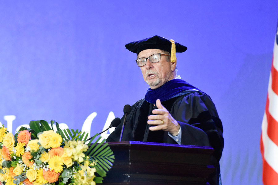 Giáo sư - Tiến sĩ T.McCay, Hiệu trưởng Trường Đại học Mỹ tại Việt Nam phát biểu tổng kết những thành tích đã đạt được trong năm qua.