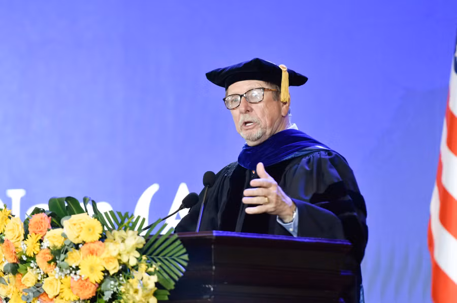 Giáo sư - Tiến sĩ T.McCay, Hiệu trưởng Trường Đại học Mỹ tại Việt Nam phát biểu tổng kết những thành tích đã đạt được trong năm qua.