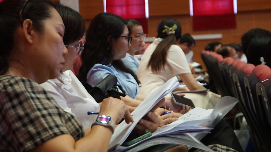 Các đại biểu nghiên cứu các quy định mới trong công tác thi đua, khen thưởng. Ảnh: Mạnh Tùng