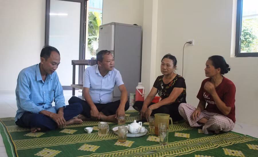 Ông Lê Văn Luyến, Trưởng ban Dân vận Huyện ủy, Chủ tịch Ủy ban MTTQ Việt Nam huyện Lang Chánh (người giữa) thăm ngôi nhà mới của bà Lê Thị Long. Ảnh: TL Ông Lê Văn Luyến, Trưởng ban Dân vận Huyện ủy, Chủ tịch Ủy ban MTTQ Việt Nam huyện Lang Chánh (người giữa) thăm ngôi nhà mới của bà Lê Thị Long. Ảnh: TL