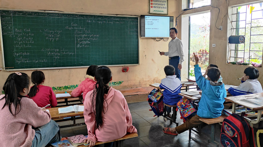 Thầy Lê Văn Sức dạy học trò của mình ở điểm trường bản Tân Sơn, Trường Tiểu học Thanh Xuân (Quan Hóa, Thanh Hóa). Ảnh: TL Thầy Lê Văn Sức dạy học trò của mình ở điểm trường bản Tân Sơn, Trường Tiểu học Thanh Xuân (Quan Hóa, Thanh Hóa). Ảnh: TL