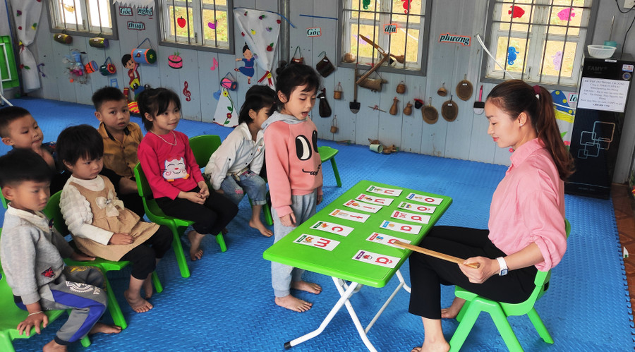 Cô và trò Trường Mầm non Cổ Lũng (Bá Thước, Thanh Hóa). Ảnh: TL Cô và trò Trường Mầm non Cổ Lũng (Bá Thước, Thanh Hóa). Ảnh: TL