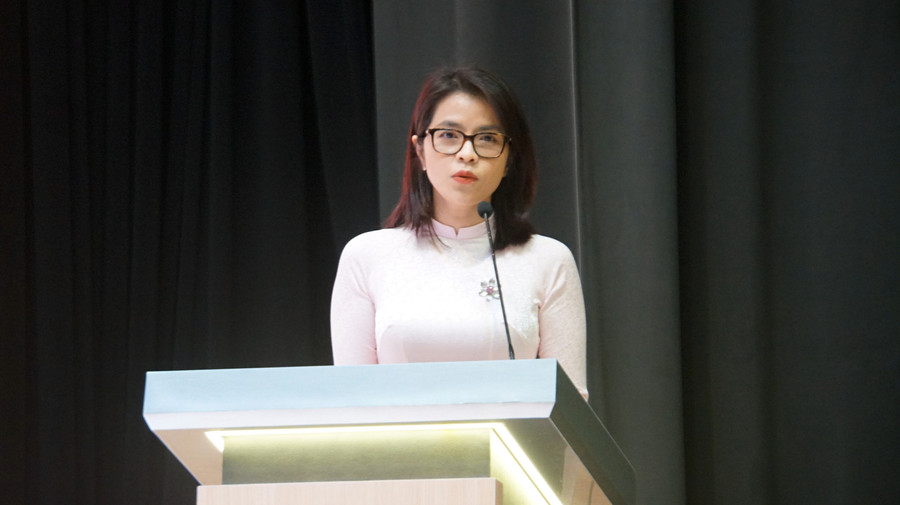 Bà Cao Thị Thiên Phúc, Phó trưởng phòng Chính trị tư tưởng, Sở GD&amp;ĐT TPHCM trình bày tham luận tại hội nghị. Ảnh: Mạnh Tùng.