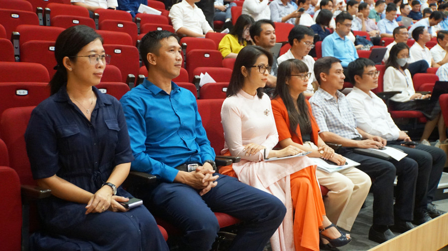 Đoàn đại biểu từ Sở GD&amp;ĐT TPHCM tham gia hội nghị. Ảnh: Mạnh Tùng.