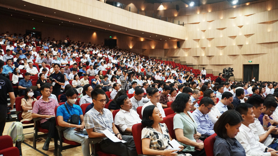 Khoảng 1.000 đại biểu từ các Sở GD&amp;ĐT, các trường đại học tham gia hội nghị. Ảnh: Mạnh Tùng.