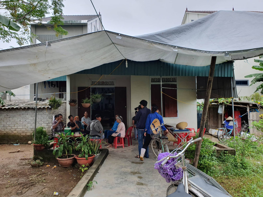 Gia đình ở Diễn Ngọc, huyện Diễn Châu (Nghệ An) có con mất liên lạc khi sang Anh liên tục có bà con đến thăm hỏi, động viên Gia đình ở Diễn Ngọc, huyện Diễn Châu (Nghệ An) có con mất liên lạc khi sang Anh liên tục có bà con đến thăm hỏi, động viên