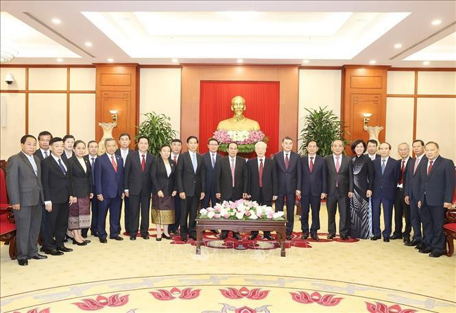 Tổng Bí thư Nguyễn Phú Trọng và đồng chí Bounthong Chitmany, Ủy viên Bộ Chính trị, Thường trực Ban Bí thư Đảng Nhân dân Cách mạng Lào, Phó Chủ tịch nước Lào cùng các đại biểu chụp ảnh chung. Ảnh: Trí Dũng/TTXVN Tổng Bí thư Nguyễn Phú Trọng và đồng chí Bounthong Chitmany, Ủy viên Bộ Chính trị, Thường trực Ban Bí thư Đảng Nhân dân Cách mạng Lào, Phó Chủ tịch nước Lào cùng các đại biểu chụp ảnh chung. Ảnh: Trí Dũng/TTXVN