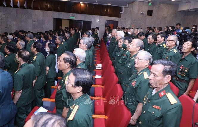Các cựu chiến binh, quân tình nguyện, chuyên gia Việt Nam từng chiến đấu và công tác tại Lào dự lễ kỷ niệm.