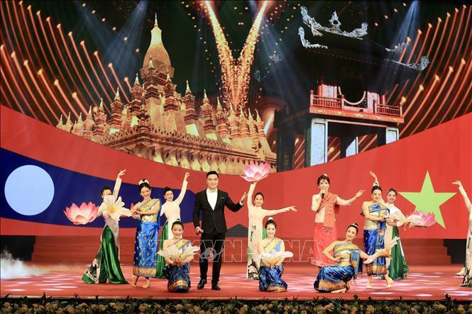 Chương trình nghệ thuật chào mừng lễ kỷ niệm.