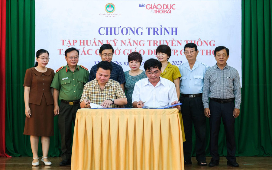Nhà báo Triệu Ngọc Lâm - Tổng Biên tập Báo GD&amp;TĐ và ông Trần Thanh Bình - GĐ Sở GD&amp;ĐT TP Cần Thơ ký kết hợp tác truyền thông tại buổi lễ.