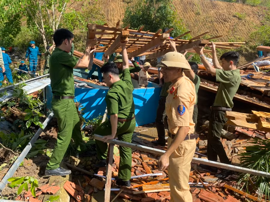 Lực lượng chức năng địa phương tập trung khắc phục hậu quả vụ sập nhà sàn ở thị trấn Sơn Lư.