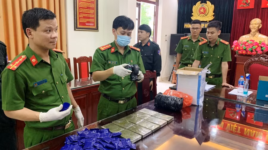 Công an đang kiểm đếm số lượng ma túy thu được. Ảnh: Công an Thanh Hóa cung cấp.