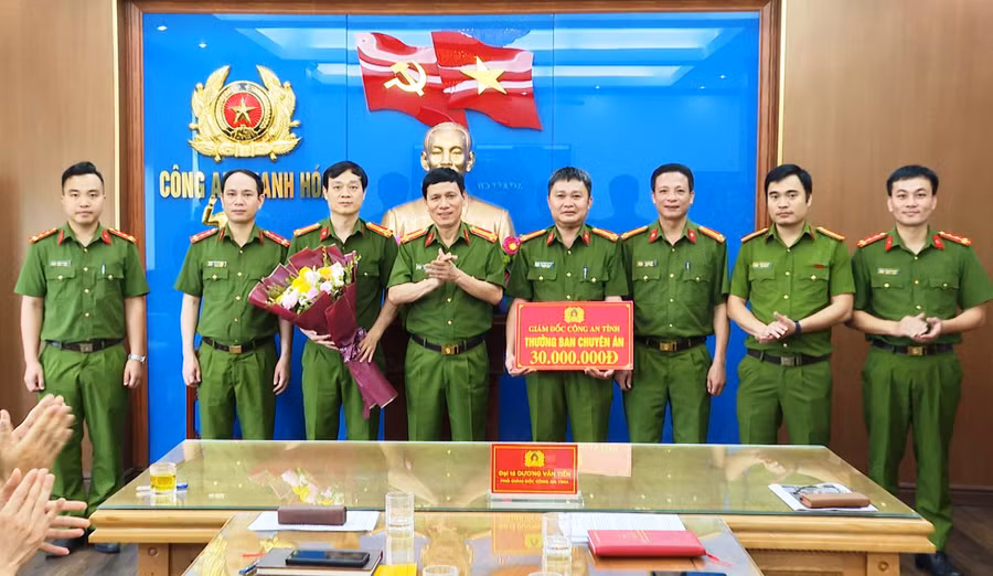 Đại tá Dương Văn Tiến - Phó Giám đốc, Thủ trưởng Cơ quan CSĐT Công an tỉnh Thanh Hóa (người thứ 4 từ trái sang) trao thưởng cho lực lượng CSHS.