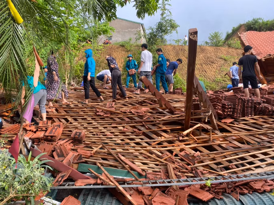 Ngôi nhà sàn kiên cố cùng tài tài ước tính khoảng 2 tỷ đồng bị sập hoàn toàn do sạt lở đất.