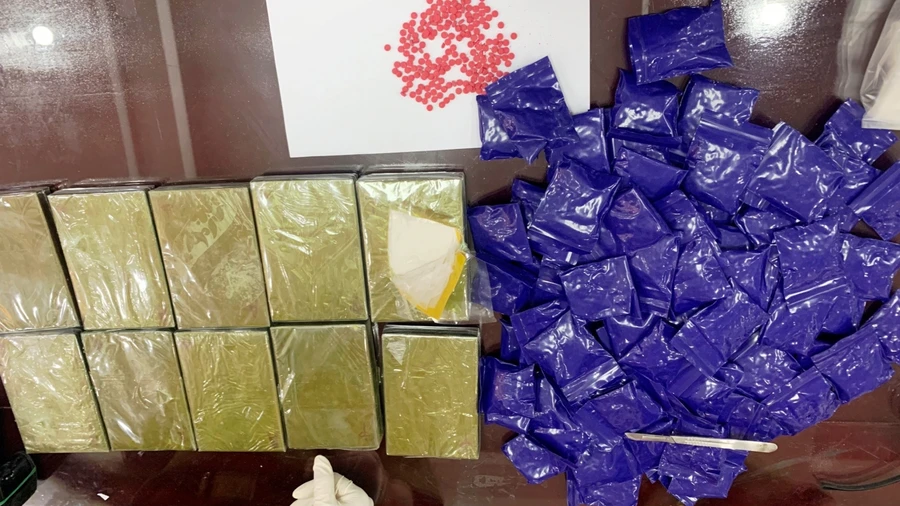 10 bánh heroin và 18.000 viên ma túy tổng hợp bị Công an thu giữ. Ảnh: Công an Thanh Hóa cung cấp.