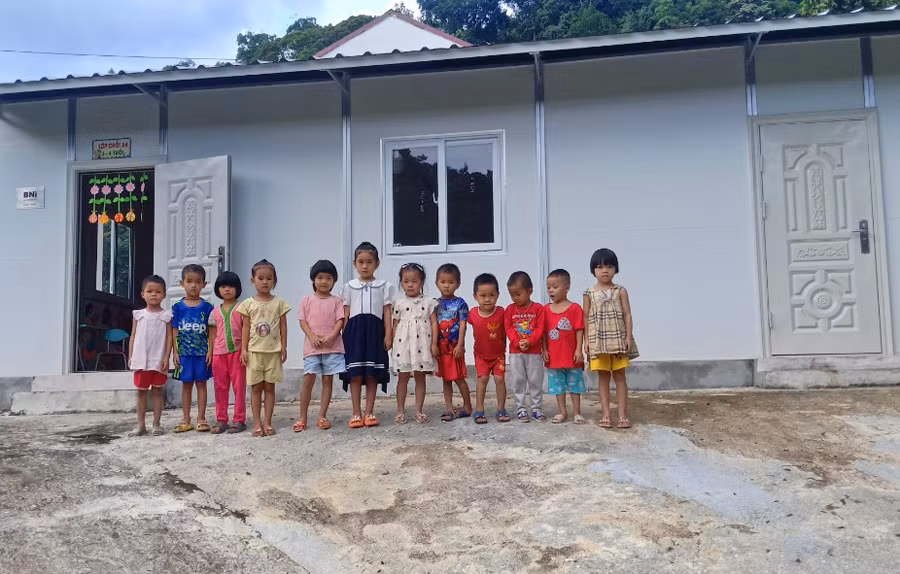 Điểm trường bản Phá của Trường Mầm non Tam Văn còn gặp nhiều khó khăn, địa hình phức tạp, nhiều dốc cao, vực sâu.