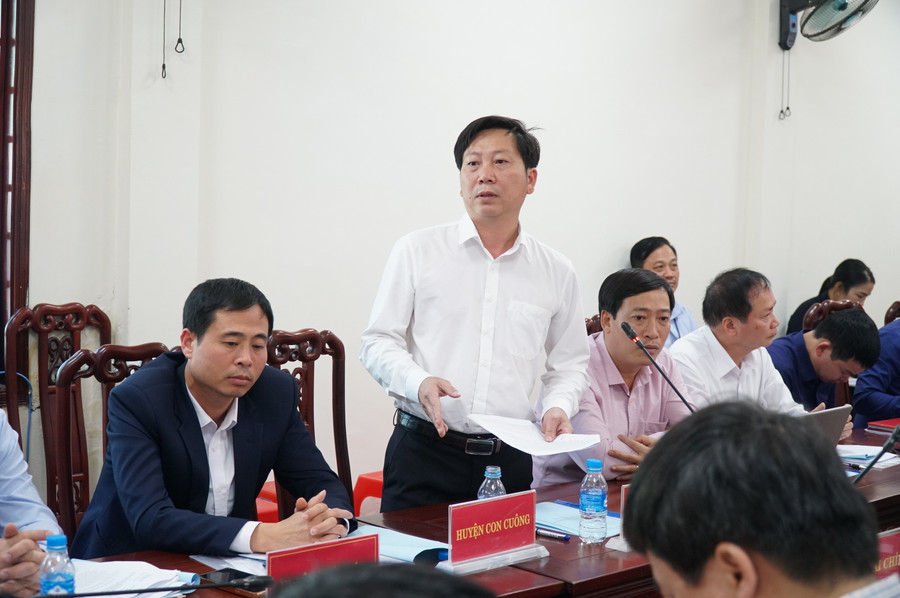 Ông Lô Thanh Nhất - Phó Chủ tịch UBND huyện Tương Dương phát biểu ý kiến tại hội nghị. Ảnh: Hồ Lài. Ông Lô Thanh Nhất - Phó Chủ tịch UBND huyện Tương Dương phát biểu ý kiến tại hội nghị. Ảnh: Hồ Lài.