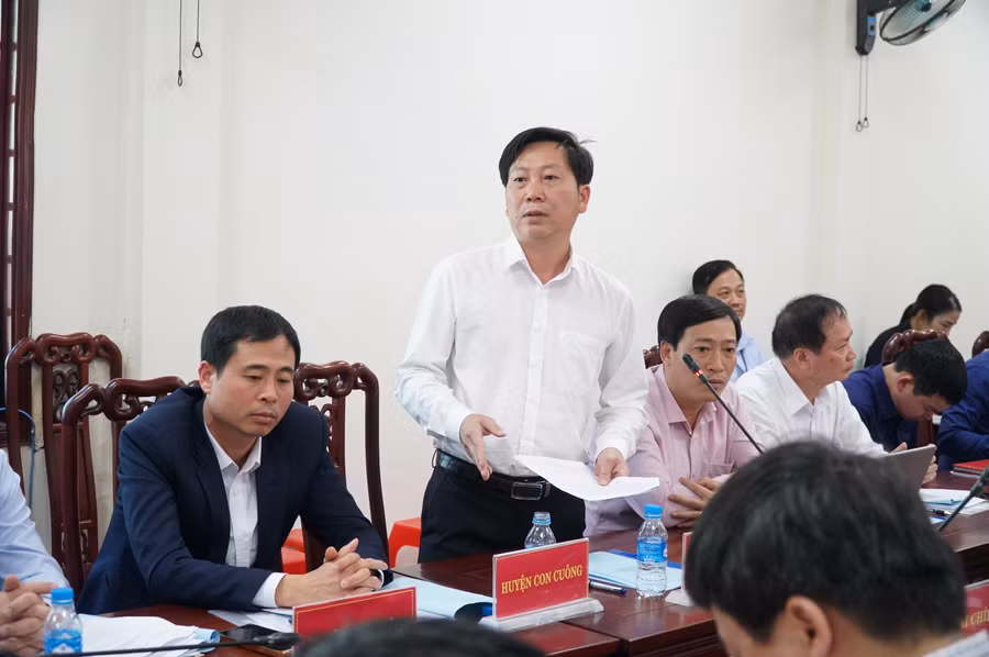 Ông Lô Thanh Nhất - Phó Chủ tịch UBND huyện Tương Dương phát biểu ý kiến tại hội nghị. Ảnh: Hồ Lài.