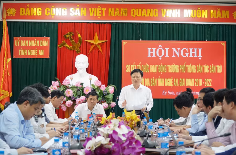 Ông Bùi Đình Long - Phó Chủ tịch UBND tỉnh Nghệ An chủ trì Hội nghị UBND tỉnh Nghệ An tổ chức Hội nghị Sơ kết tổ chức hoạt động Trường Phổ thông dân tộc bán trú giai đoạn 2010-2022. Ảnh: Hồ Lài.