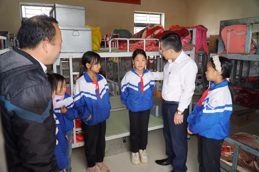 Đoàn công tác đến thăm khu nhà ở bán trú của học sinh Trường Phổ thông DTBT Tiểu học Mường Lống. Ảnh: Hồ Lài.