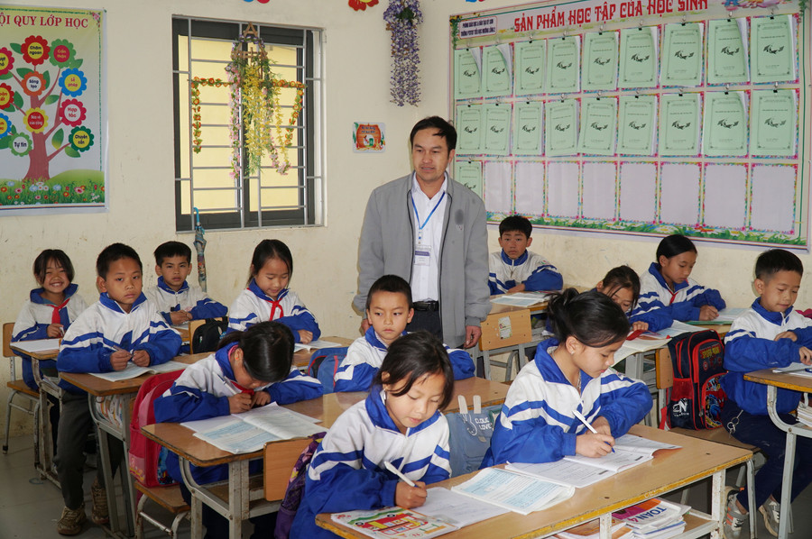Sau khi tổ chức mô hình bán trú, Trường Phổ thông DTBT Tiểu học Mường Lống 2 đã giảm được từ 17 lớp xuống còn 9 lớp, tiết kiệm 9 giáo viên. Ảnh: Hồ Lài. Sau khi tổ chức mô hình bán trú, Trường Phổ thông DTBT Tiểu học Mường Lống 2 đã giảm được từ 17 lớp xuống còn 9 lớp, tiết kiệm 9 giáo viên. Ảnh: Hồ Lài.