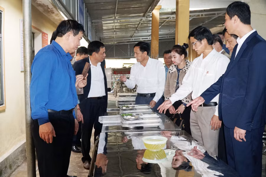 Đoàn công tác Sở GD&amp;ĐT và các sở, ngành của tỉnh Nghệ An thăm khu bếp ăn, tìm hiểu thực tế tổ chức bữa ăn cho học sinh bán trú Trường Phổ thông DTBT THCS Mường Lống. Ảnh: Hồ Lài.
