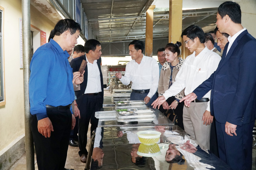 Đoàn công tác Sở GD&ĐT và các sở, ngành của tỉnh Nghệ An thăm khu bếp ăn, tìm hiểu thực tế tổ chức bữa ăn cho học sinh bán trú Trường Phổ thông DTBT THCS Mường Lống. Ảnh: Hồ Lài. Đoàn công tác Sở GD&ĐT và các sở, ngành của tỉnh Nghệ An thăm khu bếp ăn, tìm hiểu thực tế tổ chức bữa ăn cho học sinh bán trú Trường Phổ thông DTBT THCS Mường Lống. Ảnh: Hồ Lài.