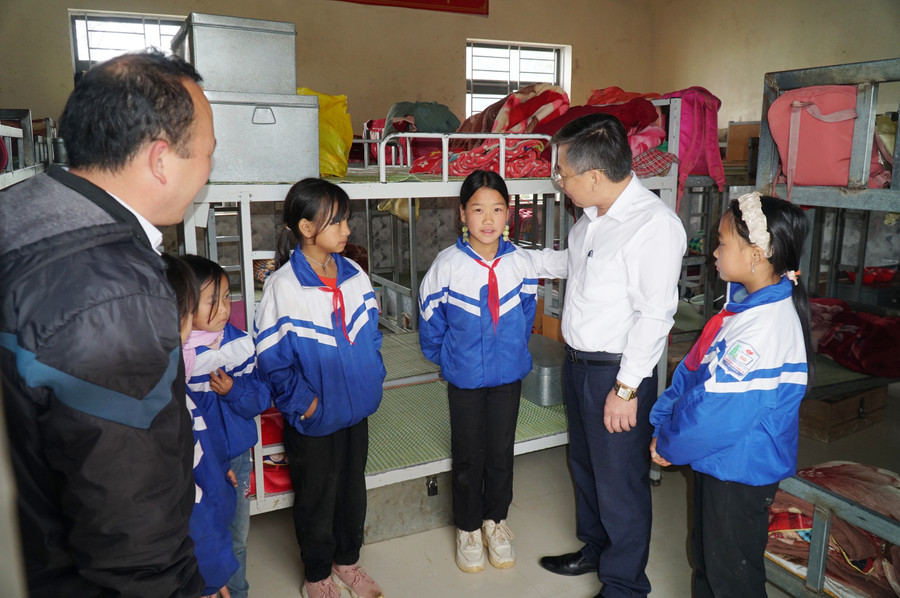 Đoàn công tác đến thăm khu nhà ở bán trú của học sinh Trường Phổ thông DTBT Tiểu học Mường Lống. Ảnh: Hồ Lài. Đoàn công tác đến thăm khu nhà ở bán trú của học sinh Trường Phổ thông DTBT Tiểu học Mường Lống. Ảnh: Hồ Lài.