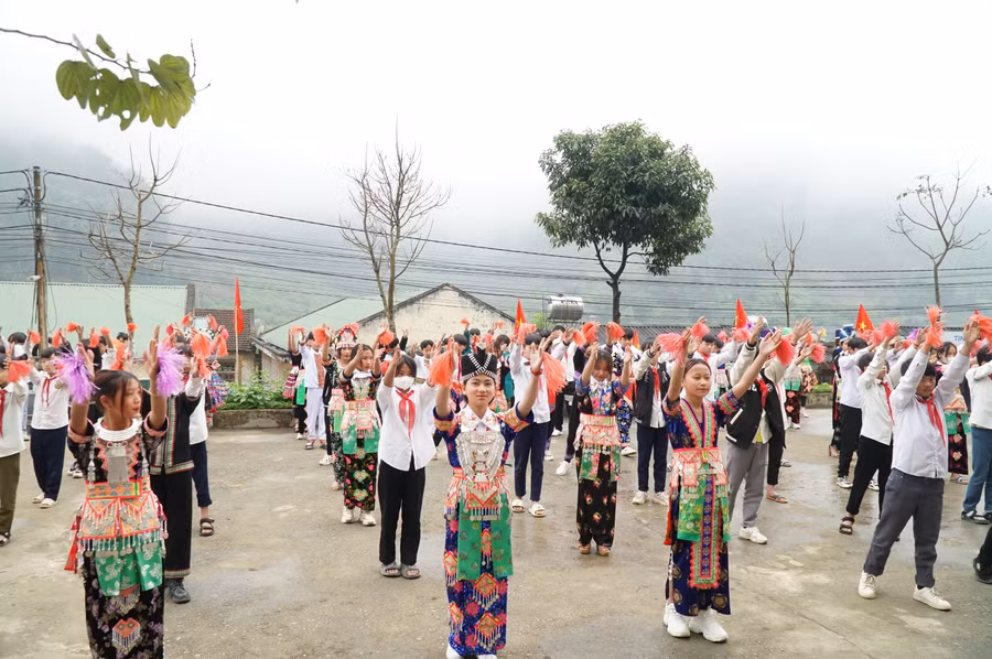 Múa hát tập thể trong giờ ra chơi tại Trường Phổ thông DTBT THCS Mường Lống (xã Mường Lống, huyện Kỳ Sơn, Nghệ An). Ảnh: Hồ Lài.