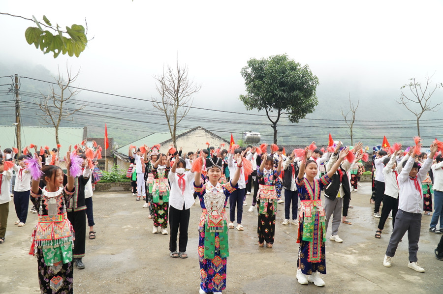 Múa hát tập thể trong giờ ra chơi tại Trường Phổ thông DTBT THCS Mường Lống (xã Mường Lống, huyện Kỳ Sơn, Nghệ An). Ảnh: Hồ Lài. Múa hát tập thể trong giờ ra chơi tại Trường Phổ thông DTBT THCS Mường Lống (xã Mường Lống, huyện Kỳ Sơn, Nghệ An). Ảnh: Hồ Lài.