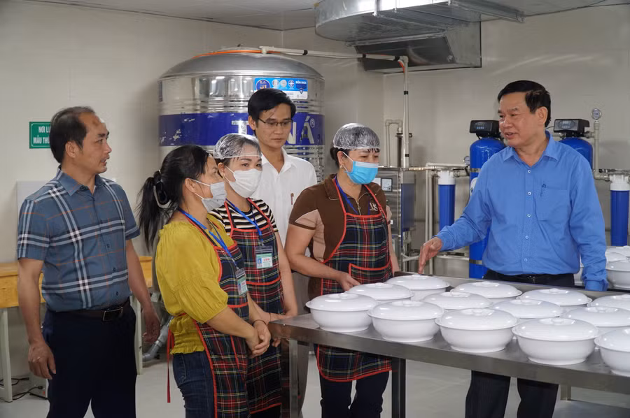 Lãnh đạo Sở GD&amp;ĐT Nghệ An thăm bếp ăn Trường THPT Kỳ Sơn (huyện Kỳ Sơn, Nghệ An). Đây là 1 trong 2 đơn vị được Nghệ An chọn thí điểm triển khai mô hình Trường Phổ thông DTBT THPT kiểu mới. Ảnh: Hồ Lài.