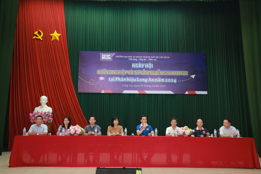 Đại diện nhà trường tư vấn tuyển sinh và hướng nghiệp tại ngày hội. (Ảnh: HCMUE) Đại diện nhà trường tư vấn tuyển sinh và hướng nghiệp tại ngày hội. (Ảnh: HCMUE)