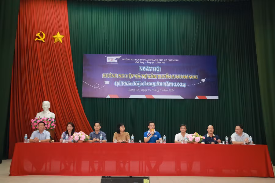 Đại diện nhà trường tư vấn tuyển sinh và hướng nghiệp tại ngày hội. (Ảnh: HCMUE)