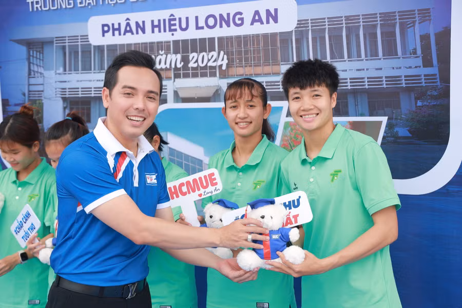 TS Huỳnh Trung Phong – Giám đốc Trung tâm Hỗ trợ sinh viên và Phát triển Khởi nghiệp, Trường Đại học Sư phạm TPHCM tặng quà lưu niệm cho các cầu thủ. (Ảnh: HCMUE)