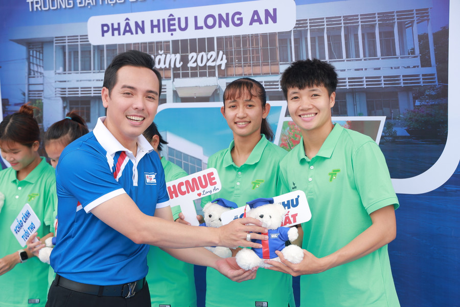 TS Huỳnh Trung Phong – Giám đốc Trung tâm Hỗ trợ sinh viên và Phát triển Khởi nghiệp, Trường Đại học Sư phạm TPHCM tặng quà lưu niệm cho các cầu thủ. (Ảnh: HCMUE) TS Huỳnh Trung Phong – Giám đốc Trung tâm Hỗ trợ sinh viên và Phát triển Khởi nghiệp, Trường Đại học Sư phạm TPHCM tặng quà lưu niệm cho các cầu thủ. (Ảnh: HCMUE)