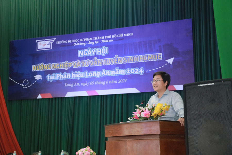 ThS Nguyễn Ngọc Trung, Phó Hiệu trưởng Trường Đại học Sư phạm TPHCM trao đổi thông tin tại ngày hội. (Ảnh: HCMUE) ThS Nguyễn Ngọc Trung, Phó Hiệu trưởng Trường Đại học Sư phạm TPHCM trao đổi thông tin tại ngày hội. (Ảnh: HCMUE)