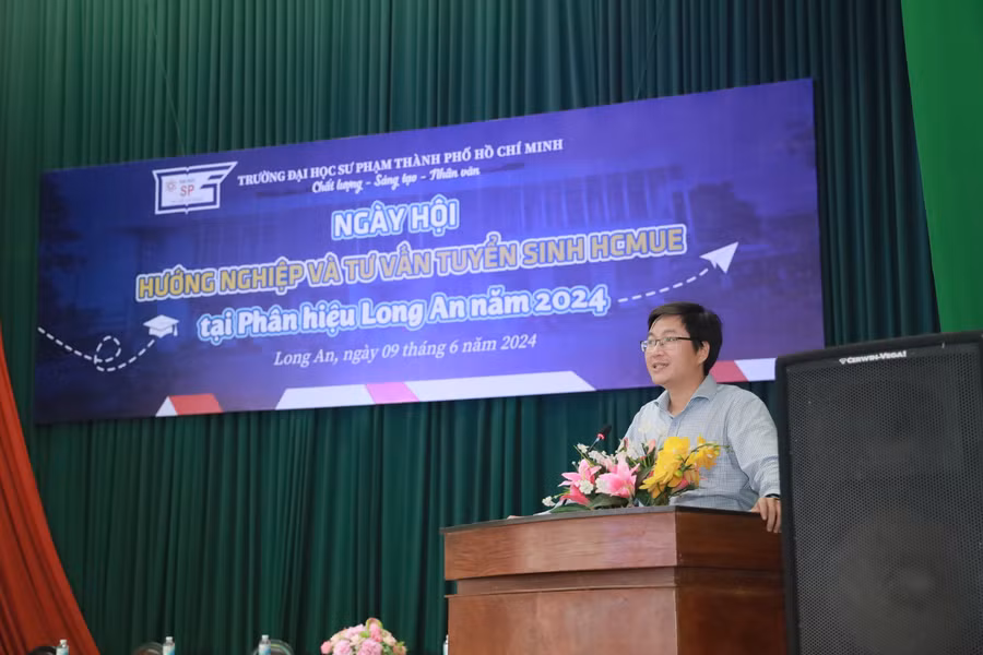 ThS Nguyễn Ngọc Trung, Phó Hiệu trưởng Trường Đại học Sư phạm TPHCM trao đổi thông tin tại ngày hội. (Ảnh: HCMUE)