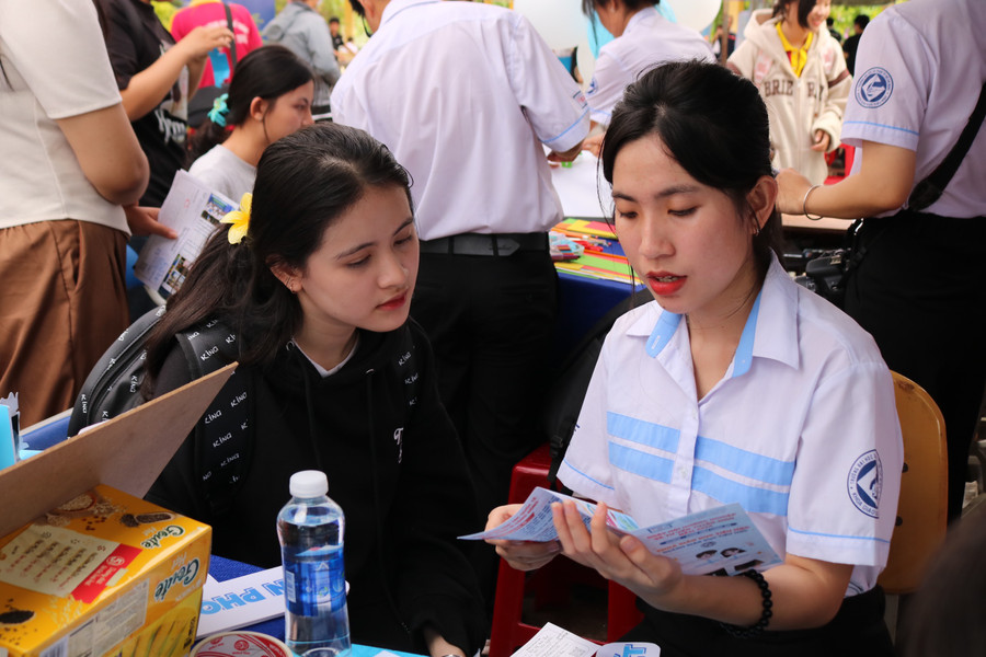 Học sinh tìm hiểu thông tin tuyển sinh của nhà trường tại ngày hội. (Ảnh: HCMUE) Học sinh tìm hiểu thông tin tuyển sinh của nhà trường tại ngày hội. (Ảnh: HCMUE)