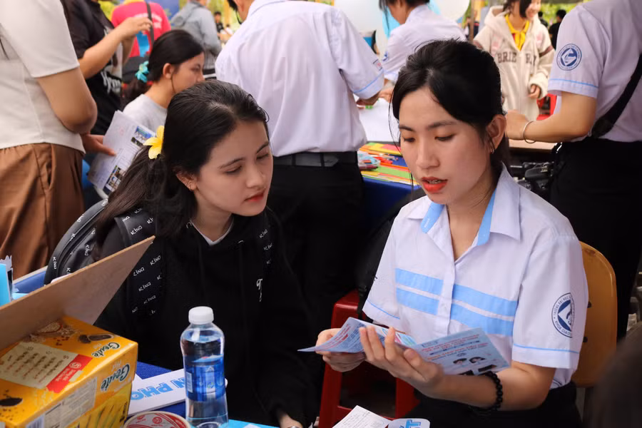 Học sinh tìm hiểu thông tin tuyển sinh của nhà trường tại ngày hội. (Ảnh: HCMUE)