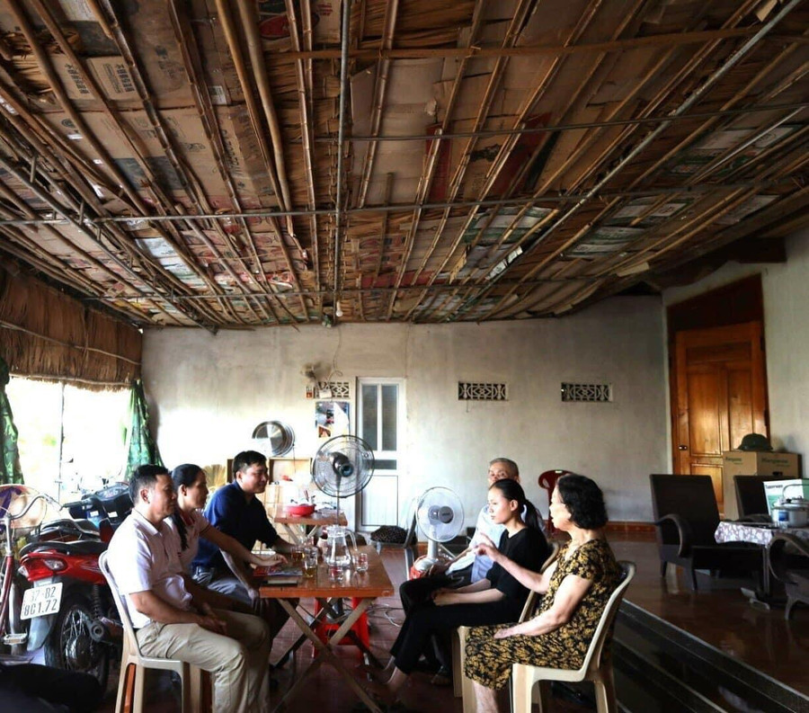 Đại diện Trường ĐH Kinh tế Nghệ An đến thăm hỏi, động viên em Yến sau khi đọc thông tin về hoàn cảnh của em trên Báo Giáo dục và Thời đại. Ảnh: NTCC. Đại diện Trường ĐH Kinh tế Nghệ An đến thăm hỏi, động viên em Yến sau khi đọc thông tin về hoàn cảnh của em trên Báo Giáo dục và Thời đại. Ảnh: NTCC.