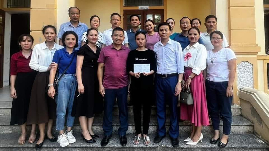 Tổ giám thị là giáo viên Trường THPT Thanh Chương 3 (huyện Thanh Chương, Nghệ An) trao món quà động viên em Hải Yến. Ảnh: NVCC. Tổ giám thị là giáo viên Trường THPT Thanh Chương 3 (huyện Thanh Chương, Nghệ An) trao món quà động viên em Hải Yến. Ảnh: NVCC.