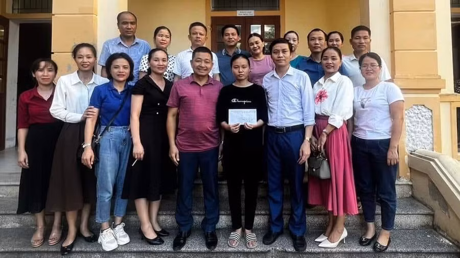 Tổ giám thị là giáo viên Trường THPT Thanh Chương 3 (huyện Thanh Chương, Nghệ An) trao món quà động viên em Hải Yến. Ảnh: NVCC.