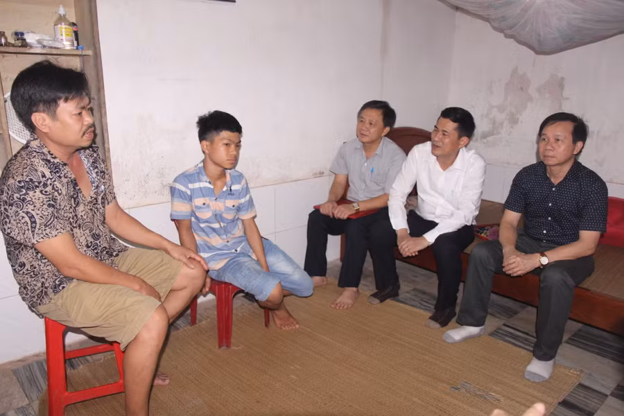 Đoàn công tác Sở GD&ĐT đến thăm hỏi, động viên gia đình em Lê Vũ Trung Kiên